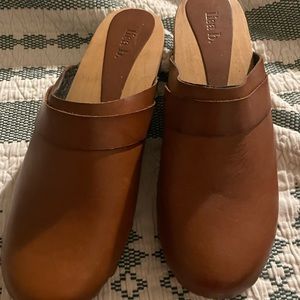 lisa b clogs made in Spain, lightly worn, excellent condition. Lovely design